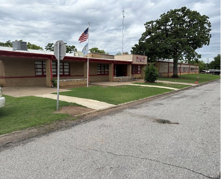306 E Neil Armstrong Pl, Tishomingo, OK à vendre - Photo principale – Image 1 sur 10