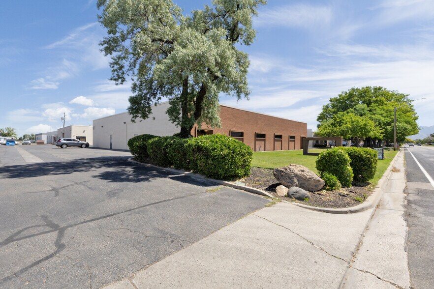 2126 W 2300 S, West Valley City, UT à louer - Photo de l’immeuble – Image 1 sur 11