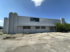 2901 NW 39th St, Miami, FL à louer Photo de l’immeuble– Image 2 sur 7