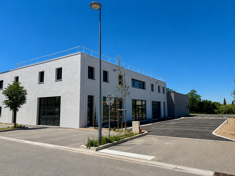 Bureaux/Local commercial dans Saint-Maximin-la-Sainte-Baume à louer - Photo de l’immeuble – Image 3 sur 11