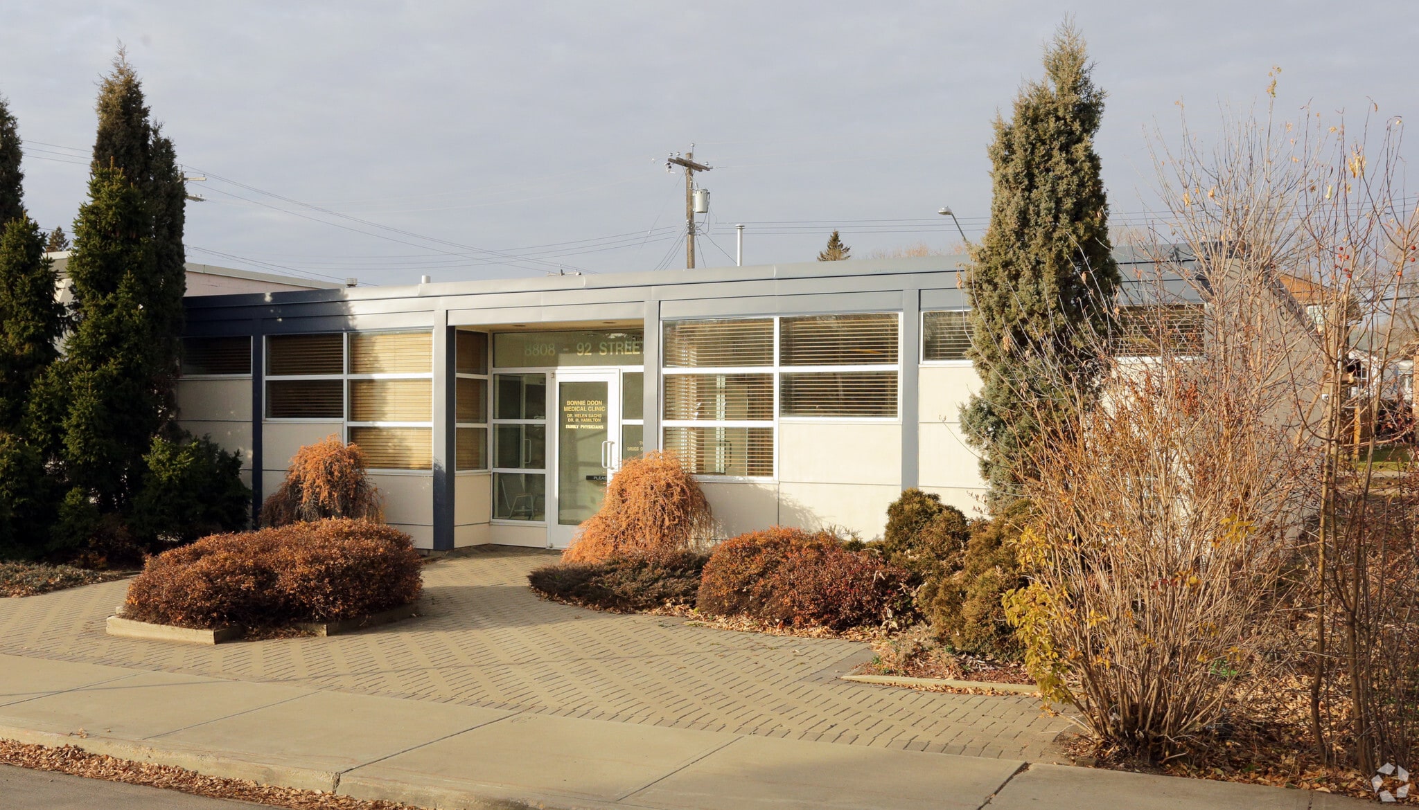 8808 92nd St NW, Edmonton, AB à vendre Photo principale– Image 1 sur 8