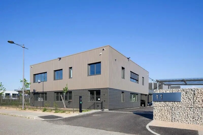 Local d'activités dans Saint-Priest à vendre - Photo de l’immeuble – Image 3 sur 14