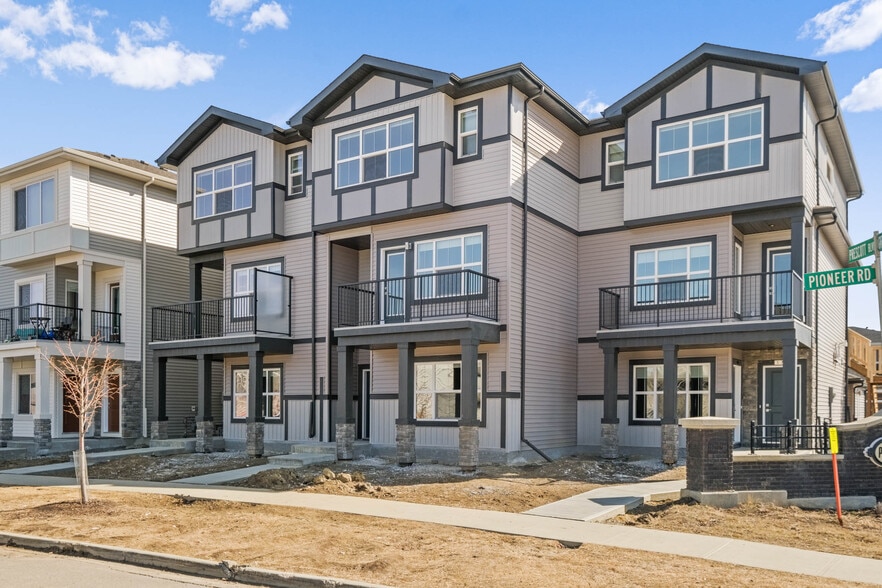 378-382 Pioneer Rd, Spruce Grove, AB à vendre - Photo de la construction – Image 2 sur 5