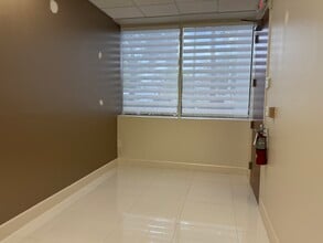 15280 NW 79th Ct, Miami Lakes, FL à louer Photo de l’immeuble– Image 2 sur 11