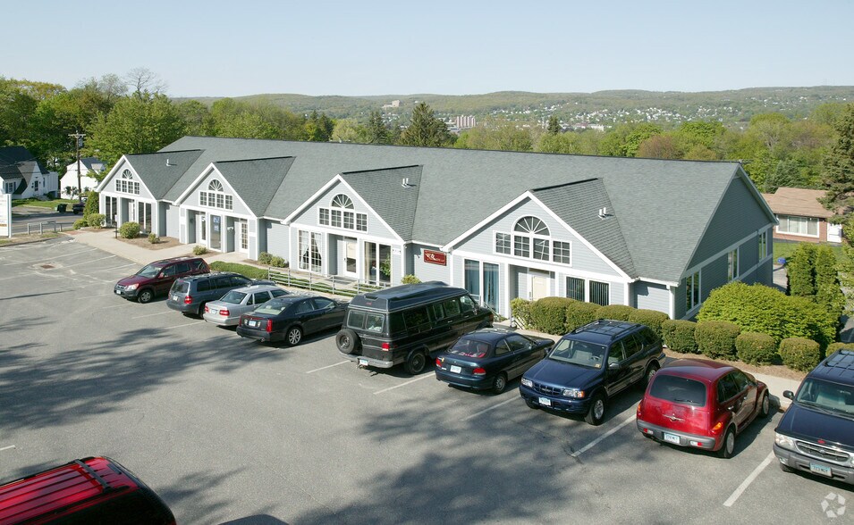 733 E Main St, Torrington, CT à louer - Photo de l’immeuble – Image 2 sur 6