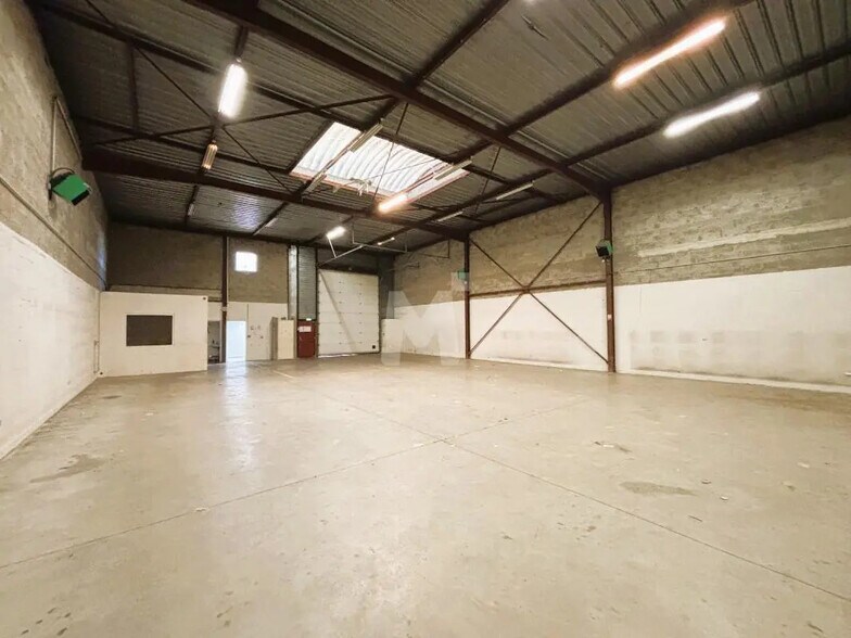 Local d’activités dans Chilly-Mazarin à louer - Photo de l’immeuble – Image 3 sur 8