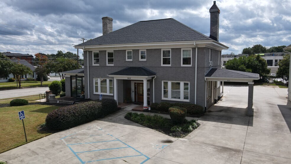 903 Pendleton St, Greenville, SC à louer - Photo de l’immeuble – Image 3 sur 9