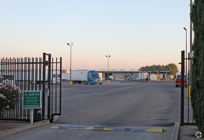 2577 W. Yosemite Avenue portefeuille de 2 biens à vendre sur LoopNet.fr - Photo de l’immeuble – Image 3 sur 4