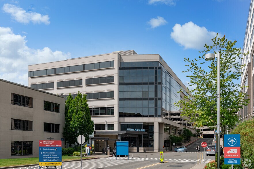 1135 116th Ave NE, Bellevue, WA à louer - Photo de l’immeuble – Image 1 sur 1