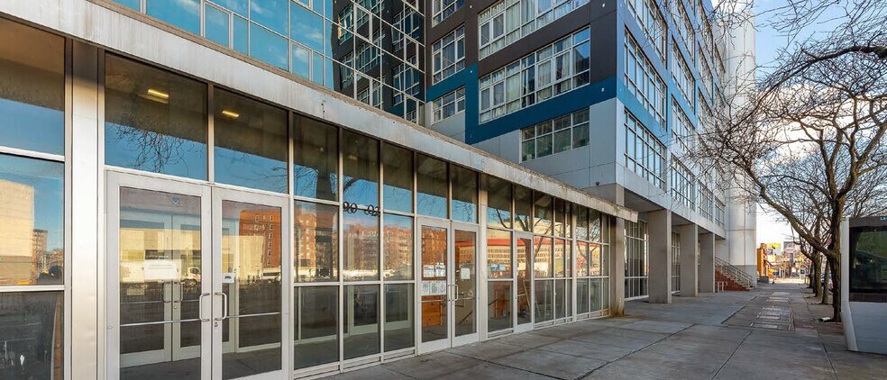 90-02 Queens Blvd, Elmhurst, NY à vendre - Photo de l’immeuble – Image 3 sur 11