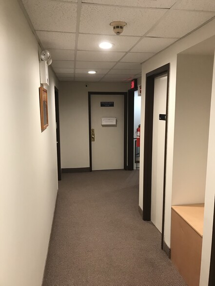 2570 N Jerusalem Rd, East Meadow, NY à louer - Photo intérieure – Image 2 sur 9