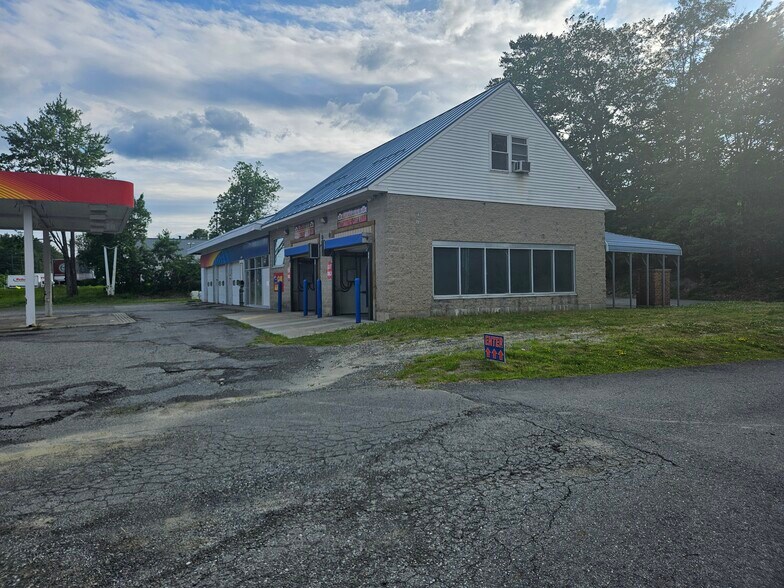 1049 N Main St, White River Junction, VT à vendre - Photo de l’immeuble – Image 2 sur 16