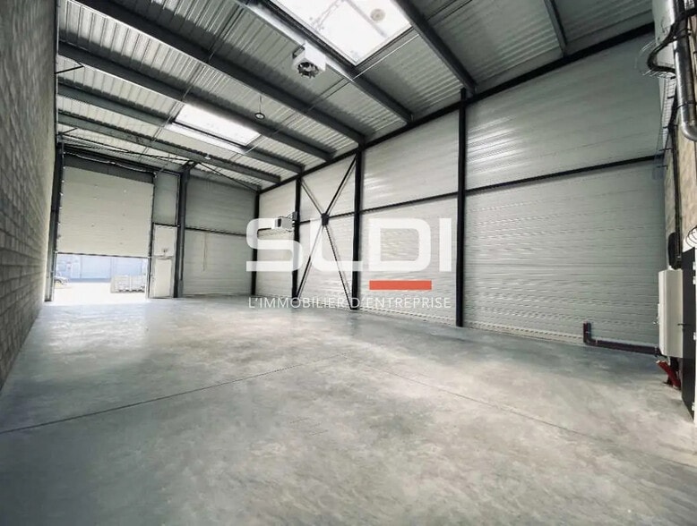 Local d'activités dans Vaulx-en-Velin à vendre - Photo de l’immeuble – Image 2 sur 4