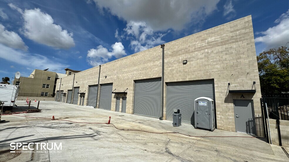 10505 Glenoaks Blvd, Pacoima, CA à louer - Photo de l’immeuble – Image 2 sur 10