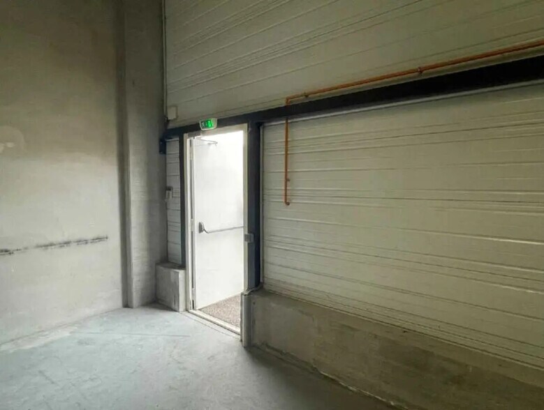 Local d’activités dans Saint-Quentin-Fallavier à louer - Photo intérieure – Image 3 sur 9