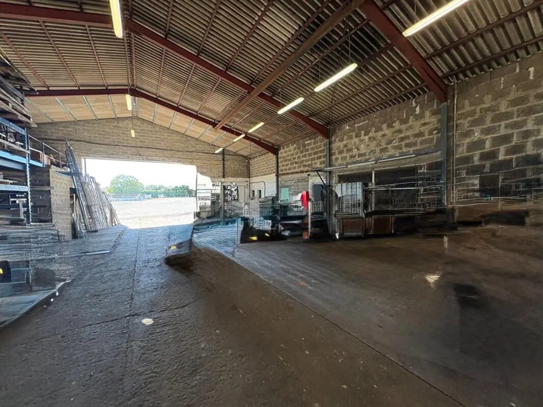 Local d'activités dans Pons à vendre Photo intérieure– Image 1 sur 19