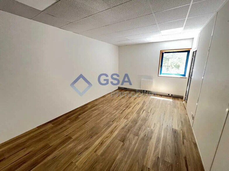 Bureau dans Savigny-le-Temple à louer - Photo intérieure – Image 3 sur 10