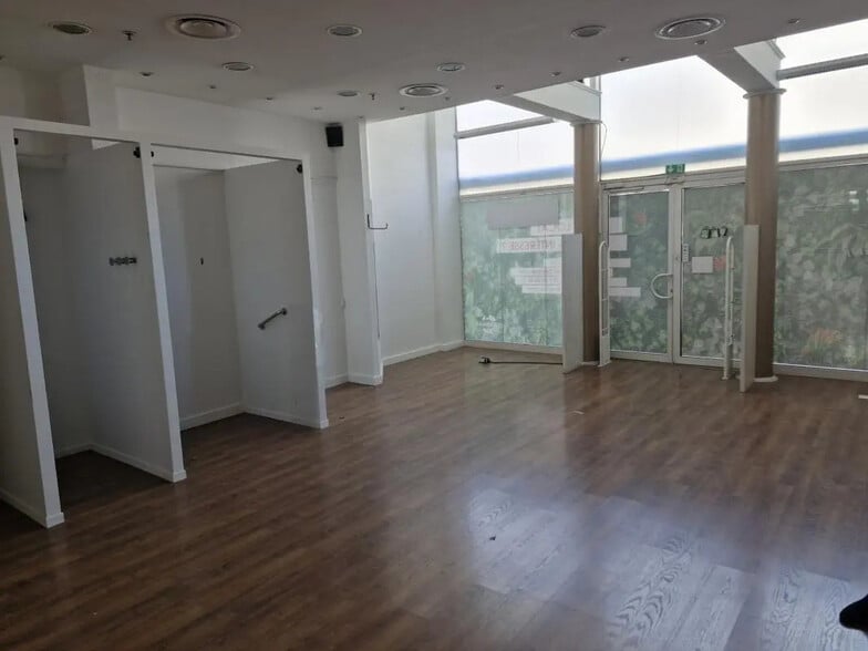 Local commercial dans Mandelieu-la-Napoule à louer - Photo de l’immeuble – Image 3 sur 6