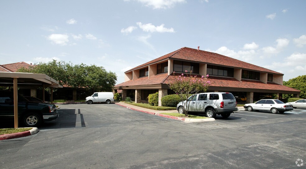 402 E Ramsey Rd, San Antonio, TX à louer - Photo de l’immeuble – Image 1 sur 13