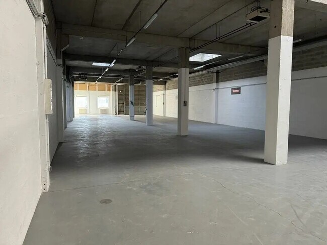 Plus de détails pour Local d'activités à louer