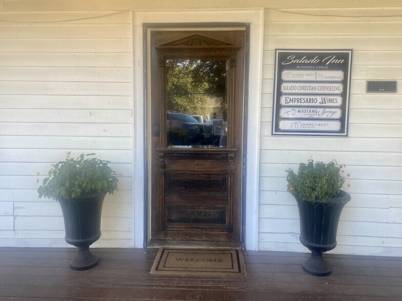 7 N Main St, Salado, TX à louer - Photo de l’immeuble – Image 2 sur 19