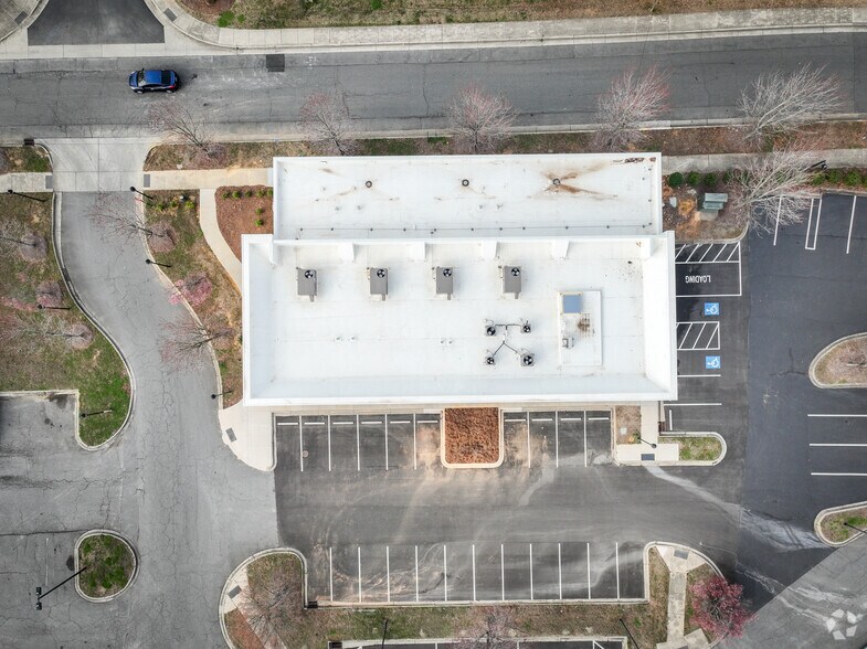 3038 Driwood Ct, Charlotte, NC à louer - Photo de l’immeuble – Image 3 sur 5