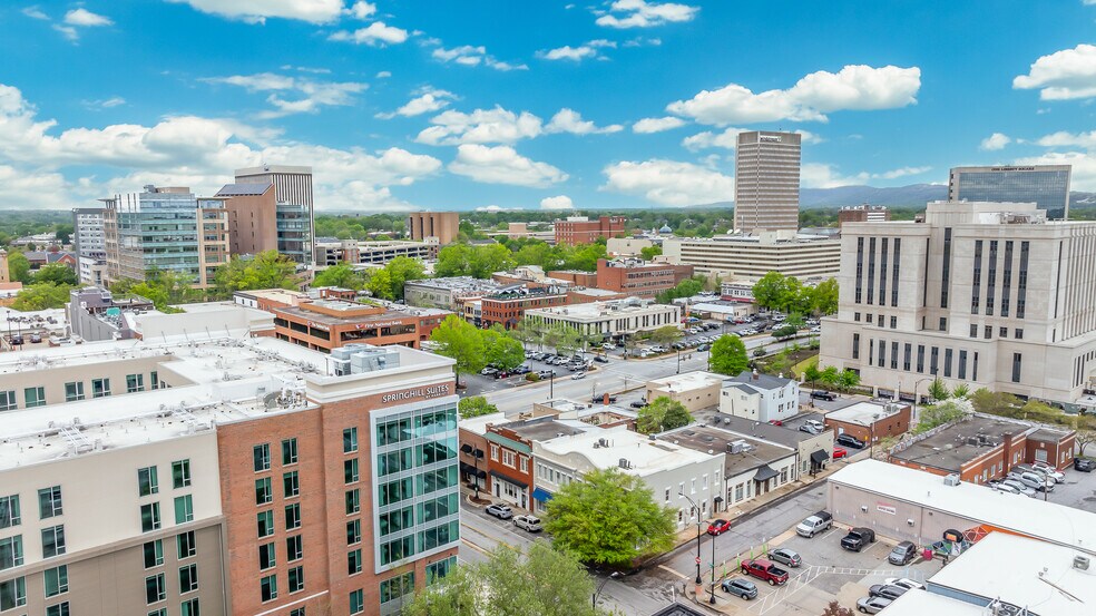 217-219 E Washington St, Greenville, SC à louer - Photo de l’immeuble – Image 2 sur 17