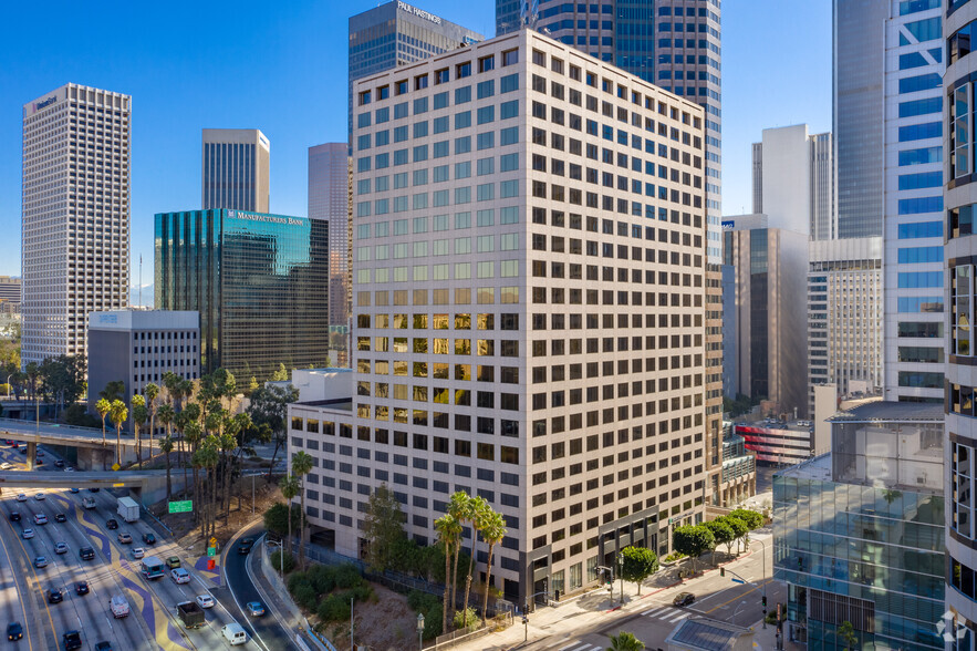 915 Wilshire Blvd, Los Angeles, CA à louer - Photo de l’immeuble – Image 1 sur 10