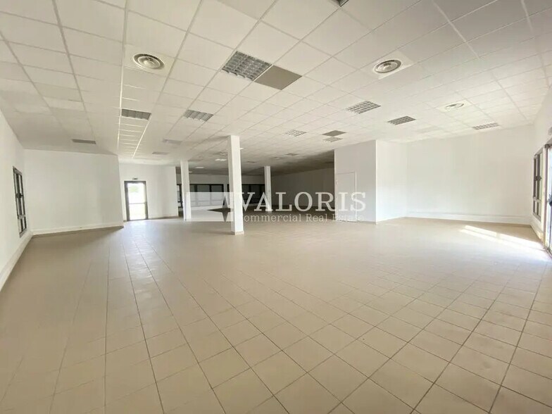 Local commercial dans Saint-Priest à louer - Photo de l’immeuble – Image 3 sur 7