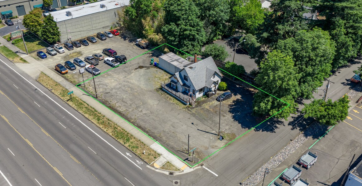 14222 SE McLoughlin Blvd, Milwaukie, OR à louer Photo de l’immeuble– Image 1 sur 2