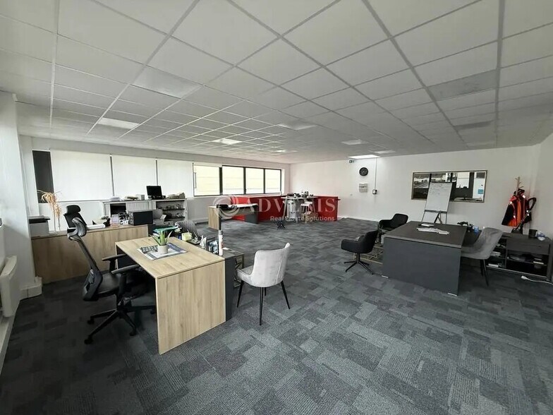 Local d’activités dans Bussy-Saint-Georges à louer - Photo de l’immeuble – Image 2 sur 5