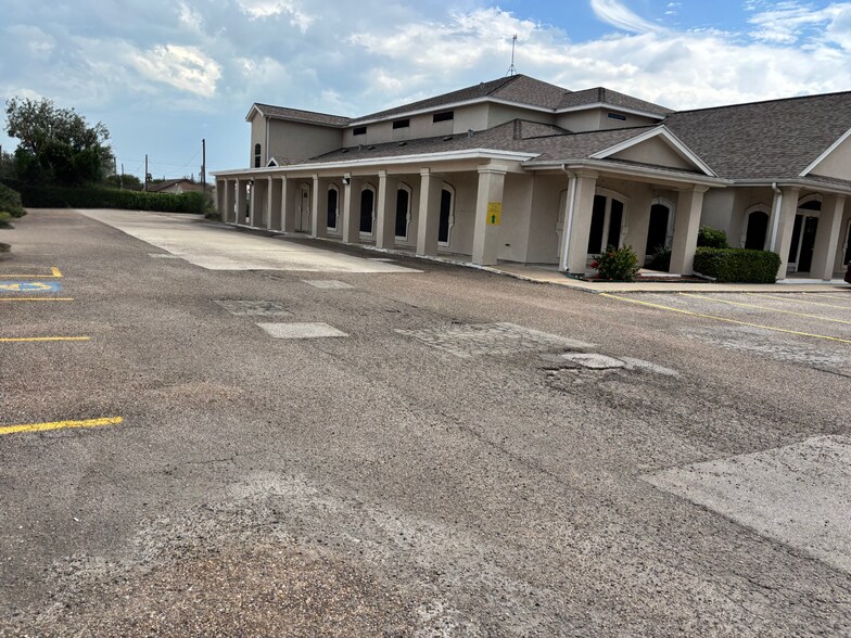 5034 Holly Rd, Corpus Christi, TX à louer - Photo de l’immeuble – Image 1 sur 1