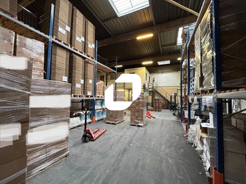 Local d'activités dans Neuilly-sur-Marne à vendre - Photo de l’immeuble – Image 3 sur 13