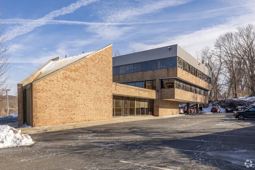 108 Mill Plain Rd, Danbury, CT à louer - Photo principale – Image 1 sur 13