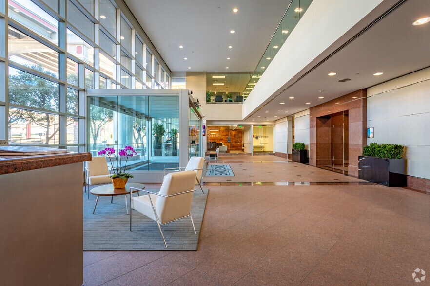 100 NE Loop 410, San Antonio, TX à louer - Photo intérieure – Image 2 sur 6