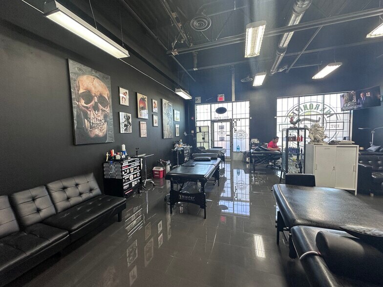 5141 55 Ave NW, Edmonton, AB à louer - Photo de l’immeuble – Image 1 sur 17