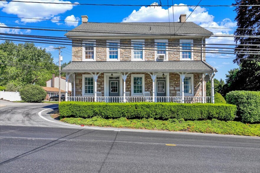 879 Fritztown Rd, Sinking Spring, PA à louer - Photo de l’immeuble – Image 1 sur 23