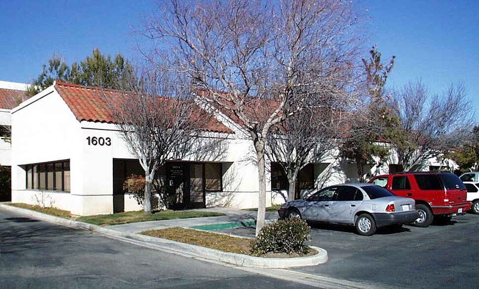 1603 E Palmdale Blvd, Palmdale, CA à vendre - Photo de l’immeuble – Image 2 sur 7