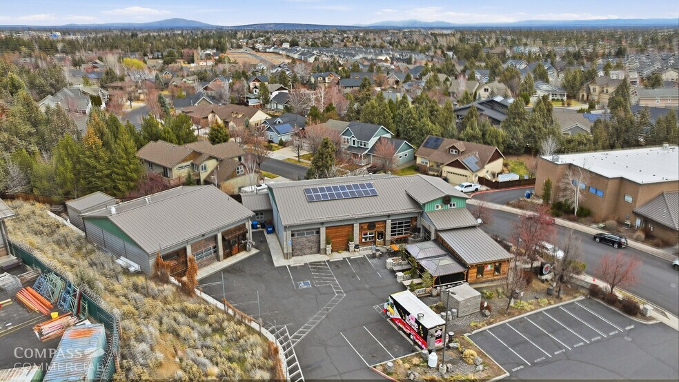 63063 Layton Ave, Bend, OR à vendre - Photo de l’immeuble – Image 2 sur 31