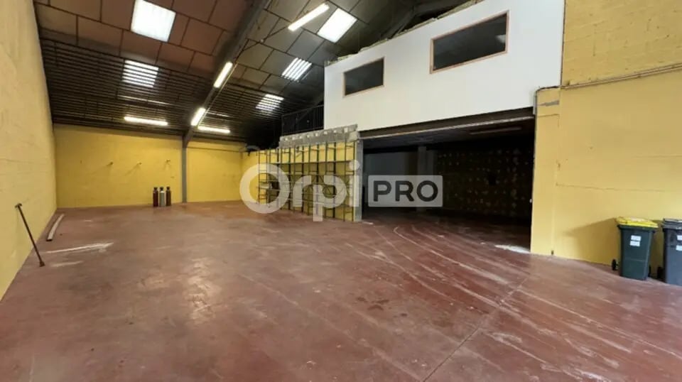 Local d’activités dans Vaulx-en-Velin à louer Photo de l’immeuble– Image 1 sur 7