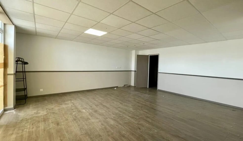 Local d’activités dans Saint-Martin-Boulogne à louer - Photo de l’immeuble – Image 1 sur 2
