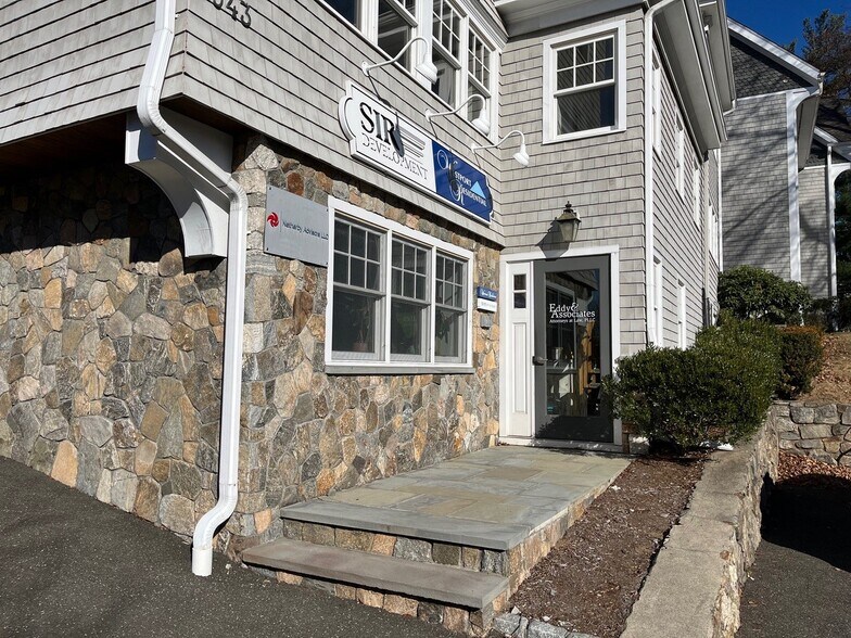 943 Post Rd E, Westport, CT à louer - Photo de l’immeuble – Image 2 sur 8