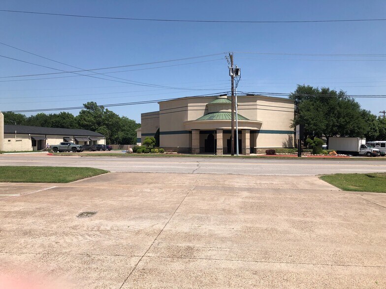 116 N Highway 77, Waxahachie, TX à vendre - Photo de l’immeuble – Image 2 sur 4