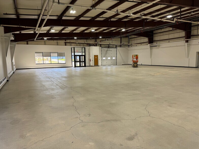600 Airport Rd, Fall River, MA à louer - Photo de l’immeuble – Image 3 sur 28