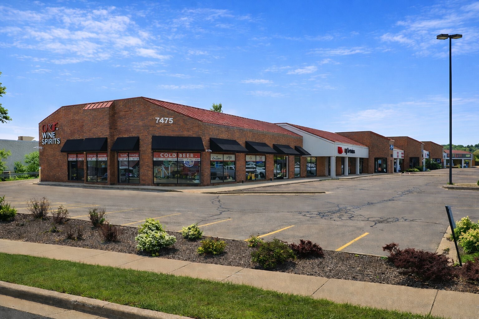7475 Mineral Point Rd, Madison, WI à louer Photo principale– Image 1 sur 11