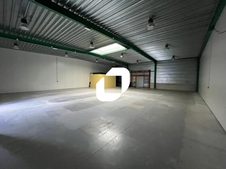 Local d’activités dans Sains-en-Gohelle à louer - Photo de l’immeuble – Image 2 sur 13