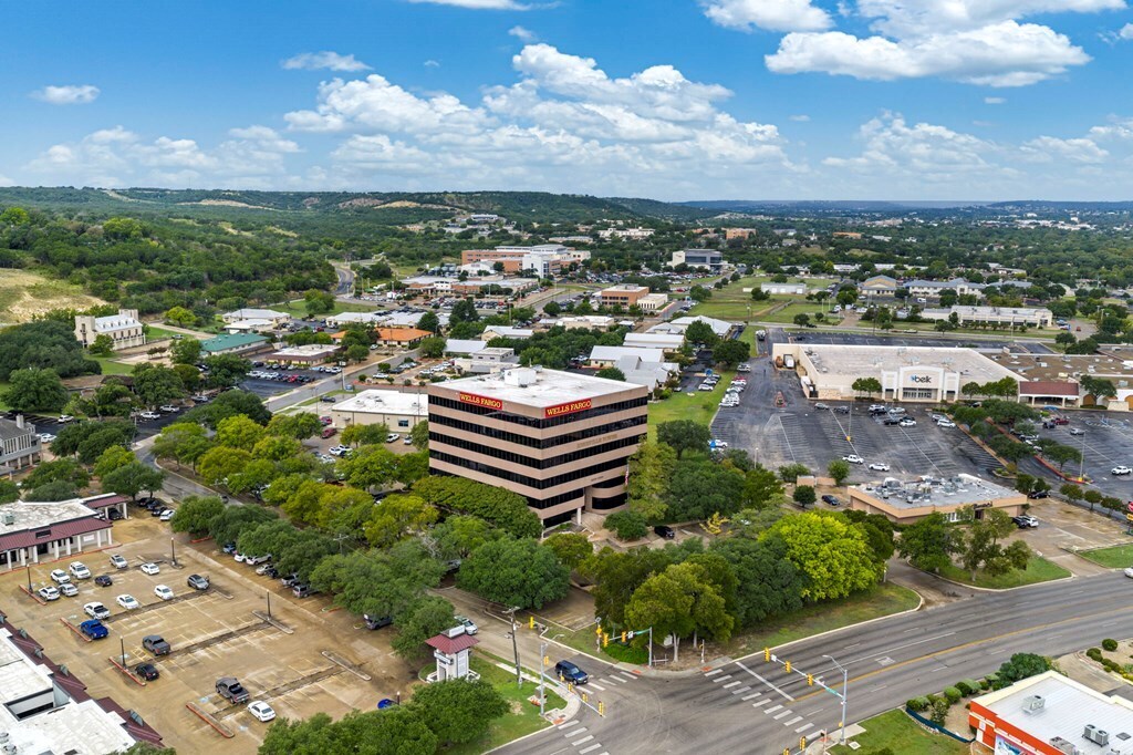 222 S Sidney Baker St, Kerrville, TX 78028 - Lot 410 - - Photo intérieure - Image 2 of 29