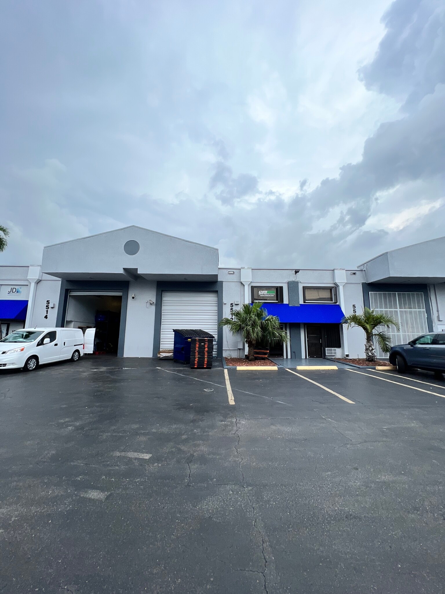 5501-5595 NW 74th Ave, Miami, FL à louer Photo de l’immeuble– Image 1 sur 6