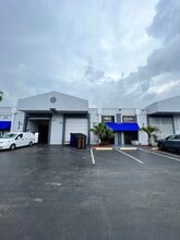 5501-5595 NW 74th Ave, Miami, FL à louer Photo de l’immeuble– Image 1 sur 6