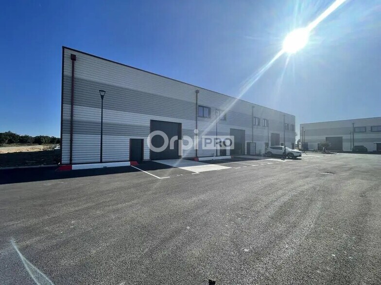 Industriel/Logistique dans Signes à louer - Photo de l’immeuble – Image 1 sur 4